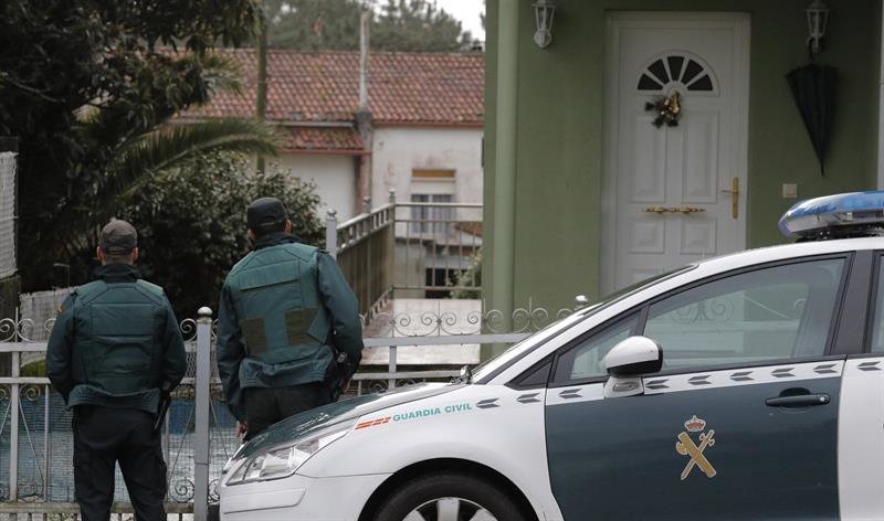 Agentes de la Guardia Civil registran en Rianxo (A Coruña) la vivienda del hombre que ha sido detenido por un intento de secuestro y agresión sexual