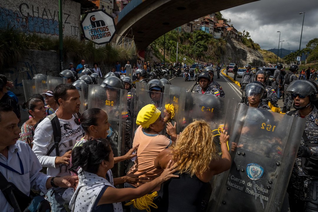 Protestas en Caracas por la falta de comida y otras carencias.