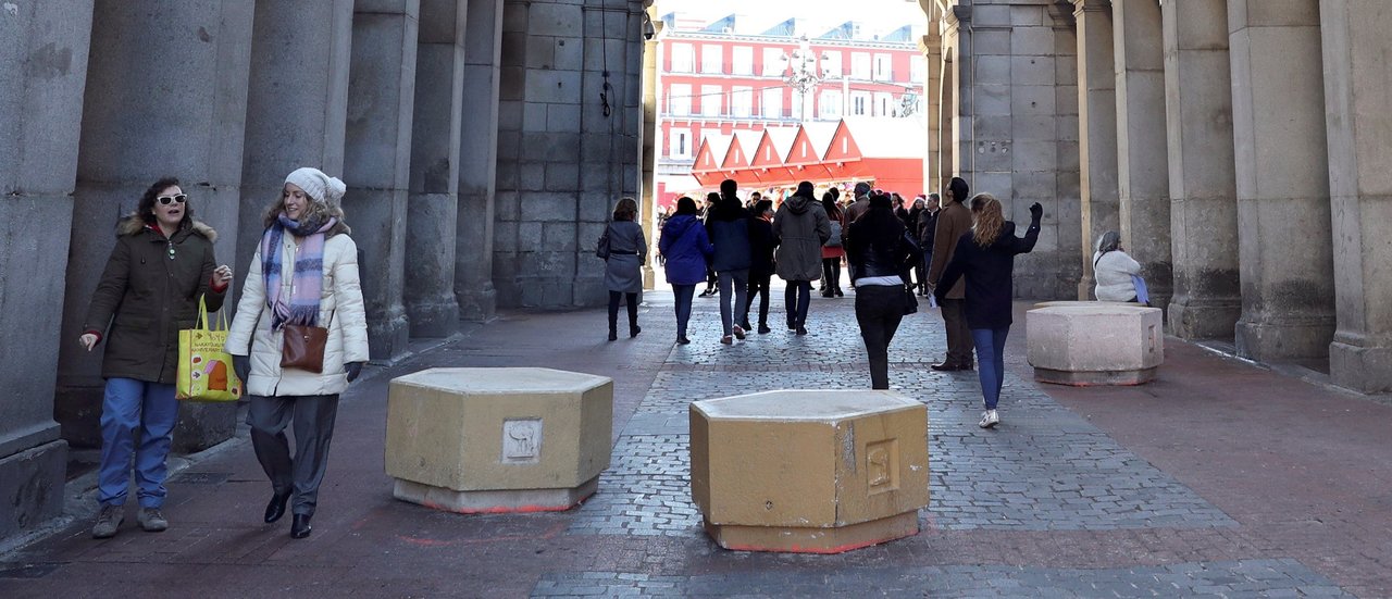 Maceteros colocados en las entradas de la plaza Mayor de Madrid, dentro de las medidas de seguridad.