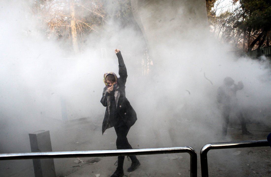 Una manifestante se enfrenta a la policía durante las protestas en Teherán.