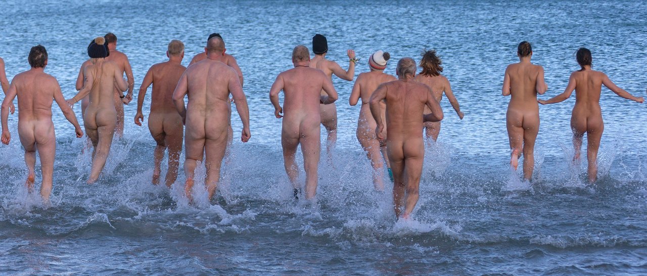 Un grupo de personas se bañan desnudas en la isla de Ruegen, en Alemania.