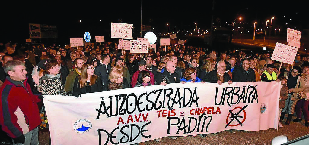 La supresión del peaje unió en una manifestación a vecinos de Chapela y del barrio de Teis.