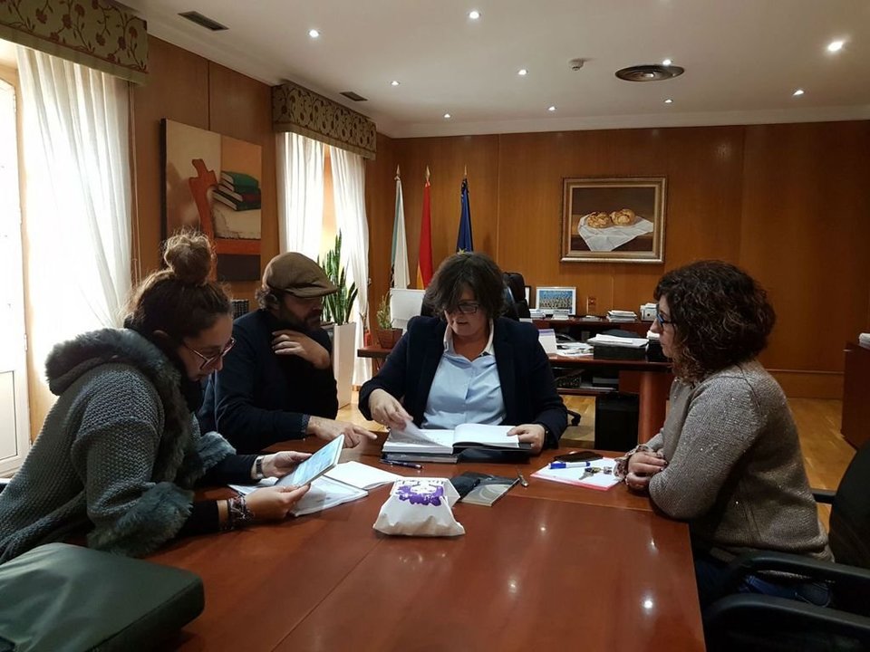 Un momento da xuntanza da alcaldesa Eva García cos organizadores de Cans.