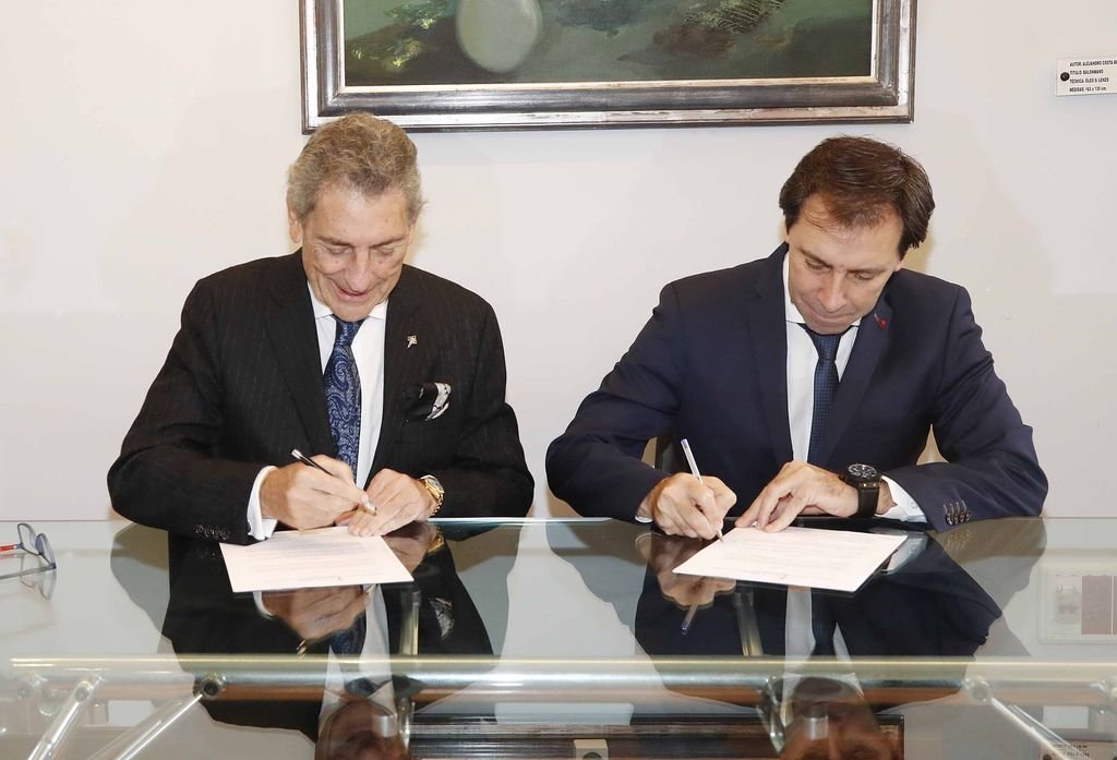 Carlos Mouriño y Felipe Miñambres firmaron ayer el nuevo contrato del director deportivo.