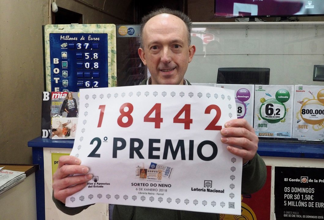 El lotero Andrés Sánchez Pita, de Ferrol, muestra el segundo premio.