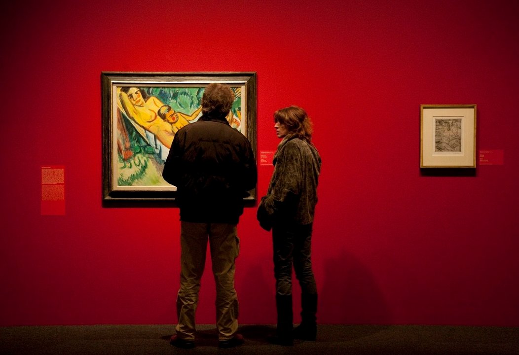 Una pareja observa un cuadro, durante la visita a una exposición de pintura.