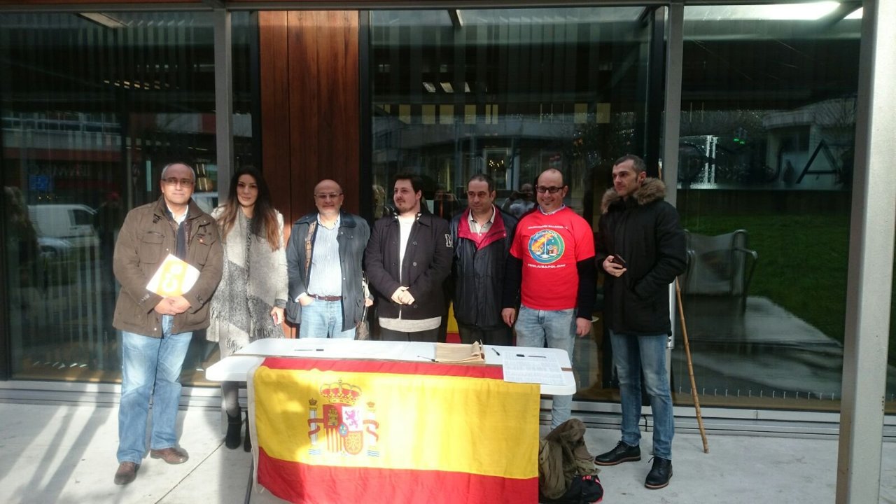 Miembros de UPyD, C,s y PSOE junto a los de SUP y UFP, en la campaña de ayer en Vigo.