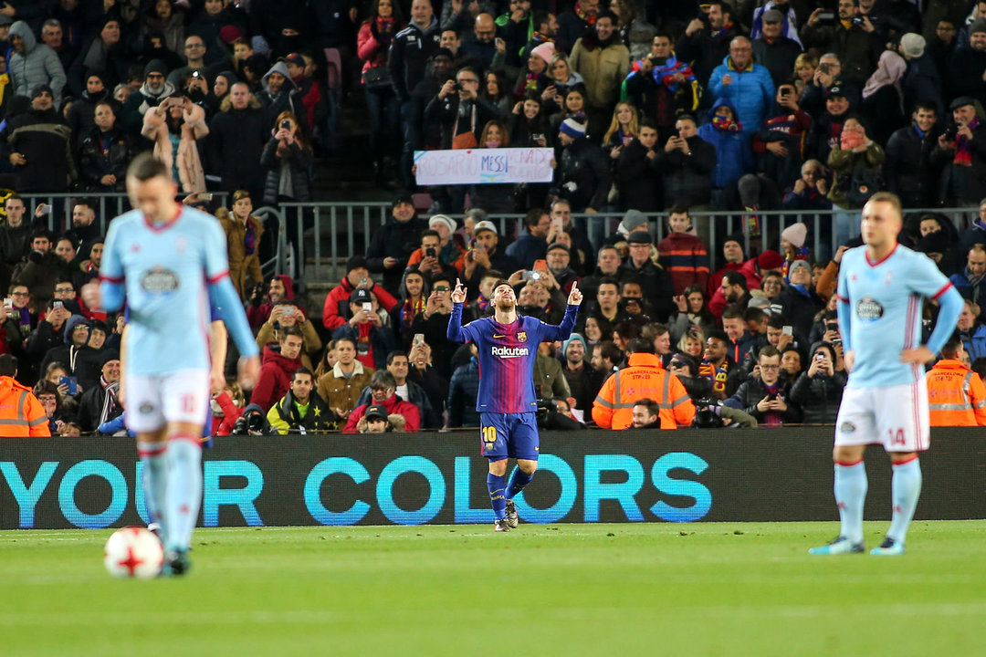 El azulgrana Lionel Messi celebra uno de los dos goles que marcó ayer al Celta entre Iago Aspas y Lobotka.