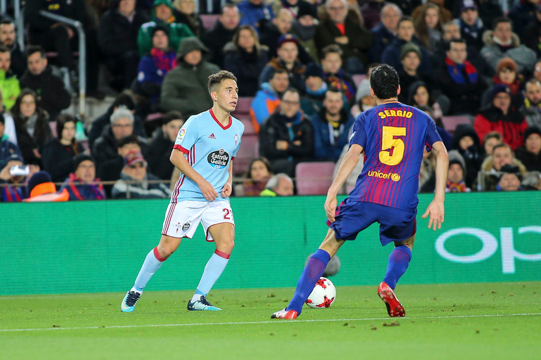 Emre Mor, titular ayer en el Camp Nou, conduce el balón ante Sergio Busquets.