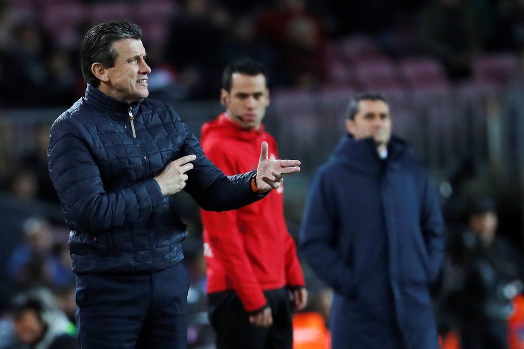 Juan Carlos Unzué da indicaciones a sus jugadores durante el partido de ayer en el Camp Nou.