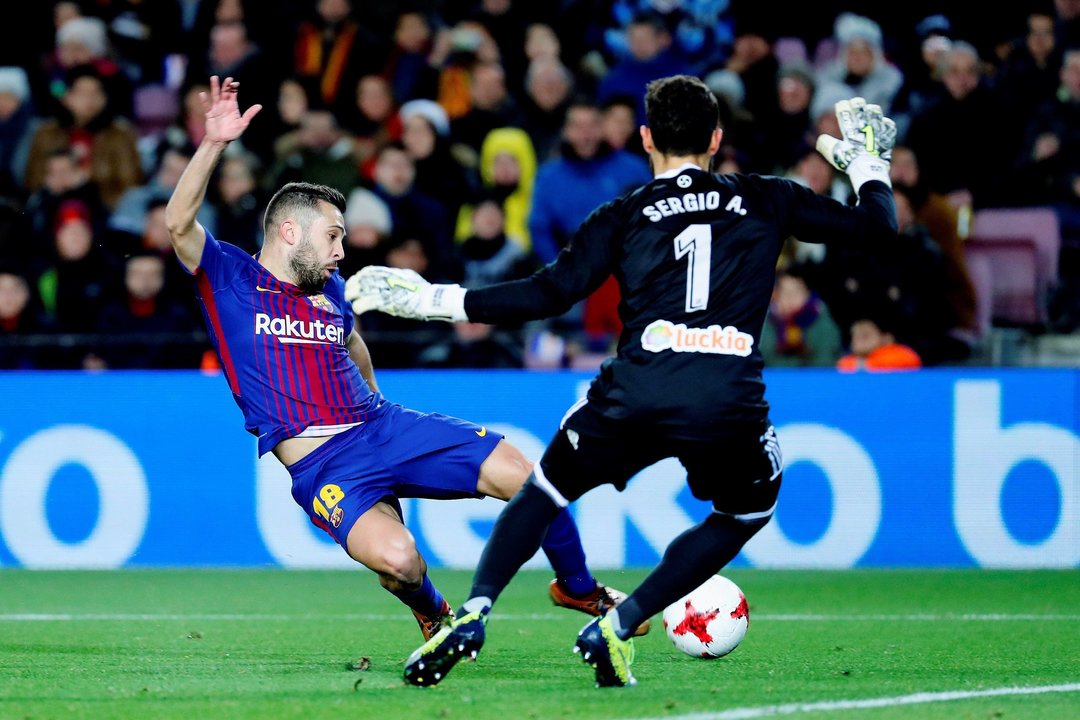 Jordi Alba se dispone a rematar para hacer el 3-0 del Barcelona.