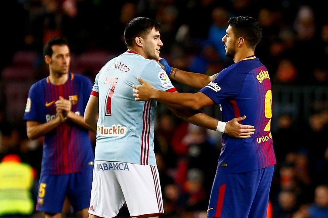 Maxi Gómez saluda a su compatriota Luis Suárez al término del partido disputado anoche en el Camp Nou.