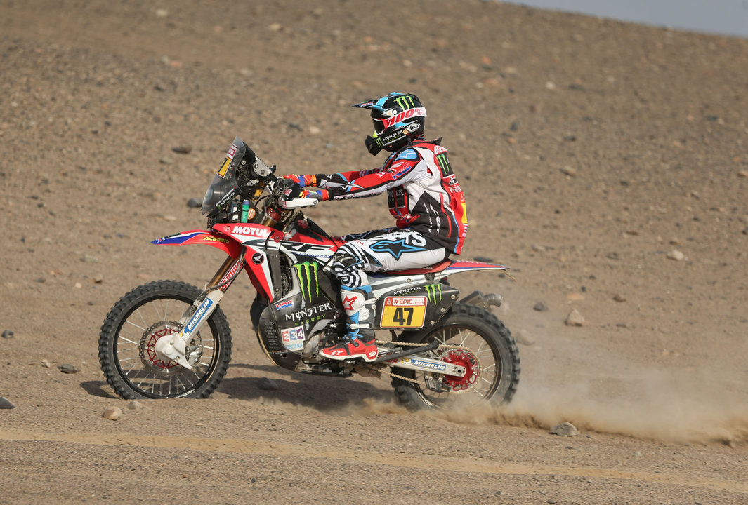Benavides es el primer argentino que lidera el Dakar en motos.