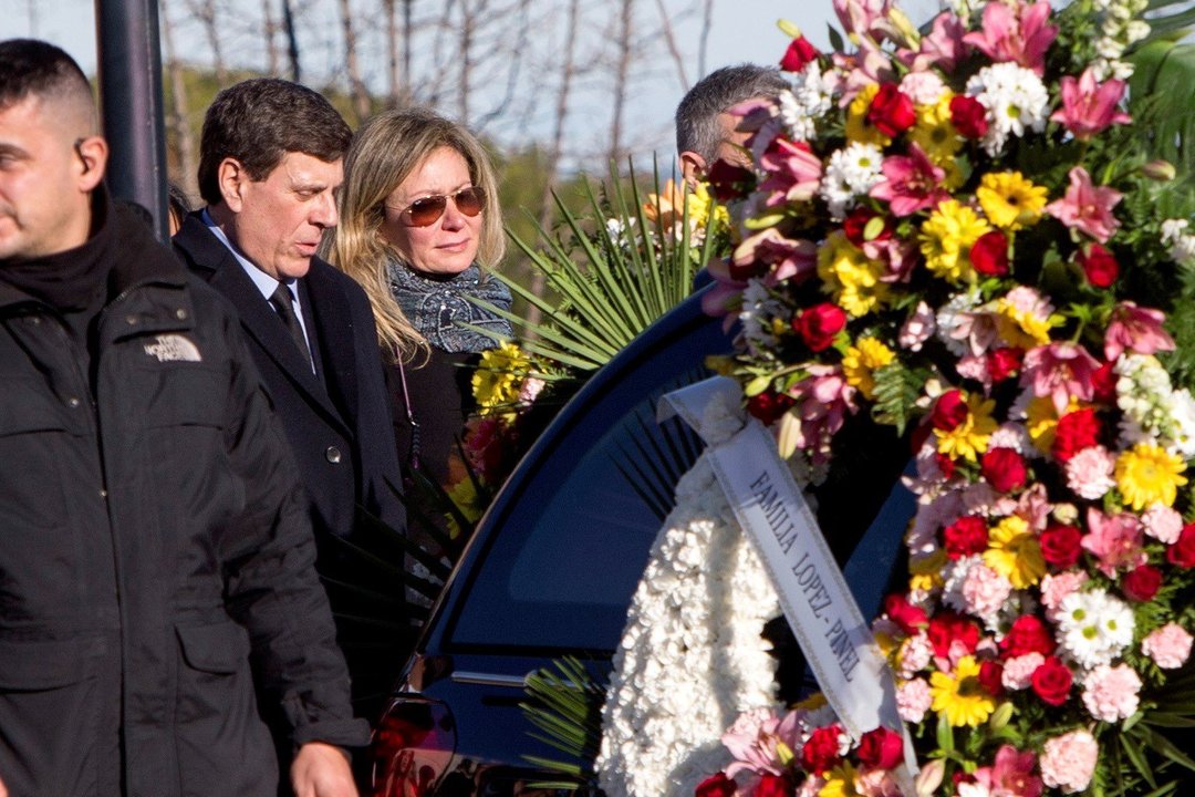 Los padres de Diana Quer siguen al furgón que traslada sus restos mortales al término del funeralen el tanatorio de Tres Cantos.