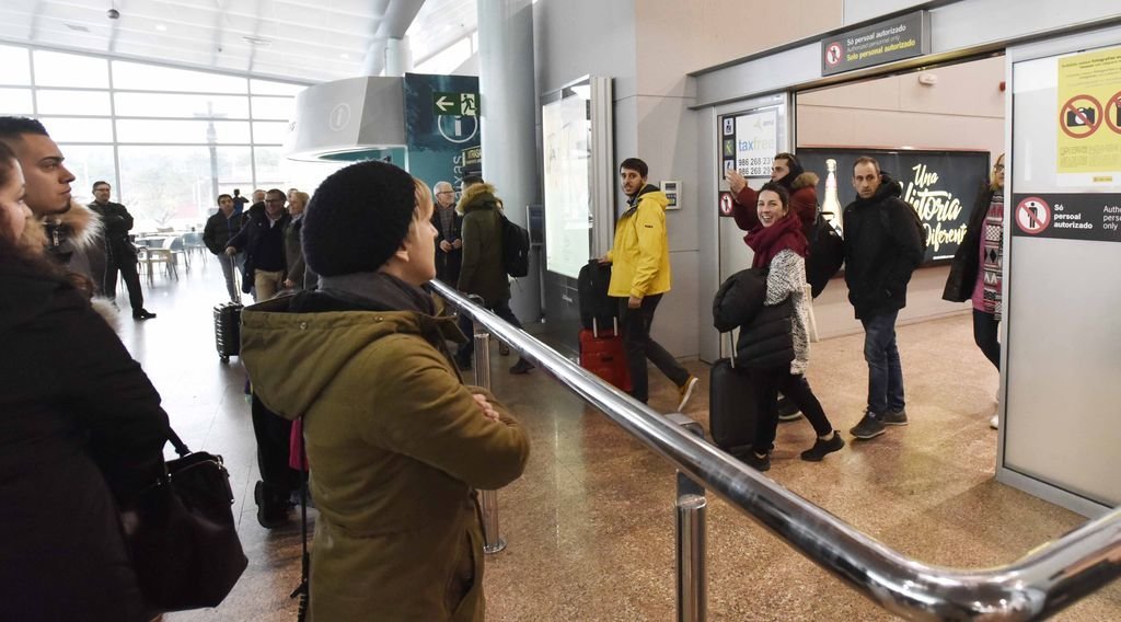 Viajeros entrando en la terminal por la puerta de acceso en otra jornada de gran actividad, ayer, en Peinador.