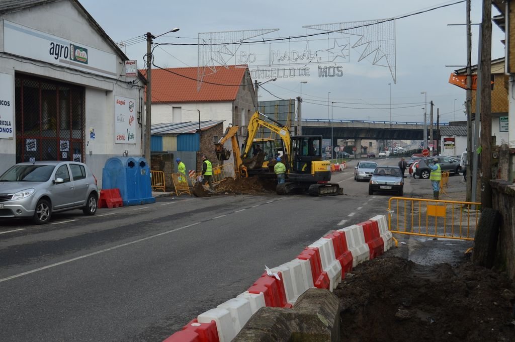 Las obras de la Rúa Progreso están en pleno auge con la instalación de la tubería que atraviesa toda la calle.