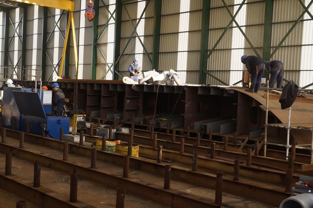 Barreras trabaja a pleno rendimiento para la construcción de un crucero y espera por un ferry.