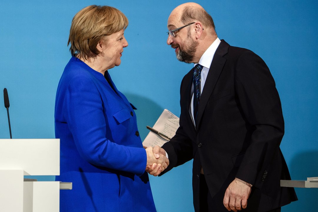 Merkel y Schulz se saludan tras anunciar el acuerdo que alcanzaron.