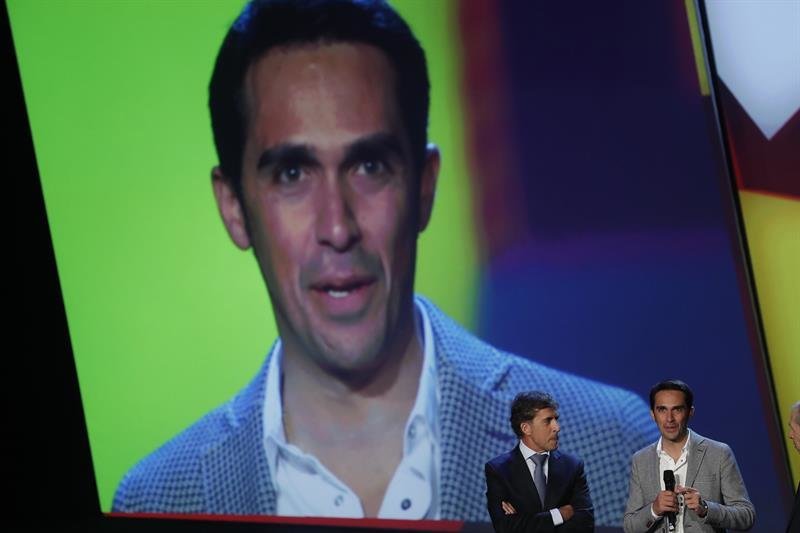 Los exciclistas, Alberto Contador (d) y Perico Delgado, durante la Gala de Presentación oficial de la Vuelta Ciclista a España 2018