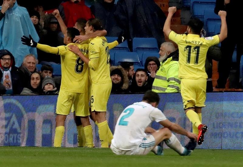 El centrocampista del Villarreal Pablo Fornals (i) celebra el gol de su equipo ante el Real Madrid