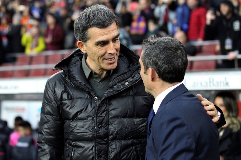 López Muñiz saluda a Ernesto Valverde, el técnico del Barcelona.