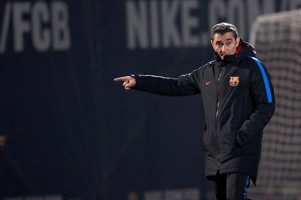 Valverde realiza una indicación en el entrenamiento del Barcelona.