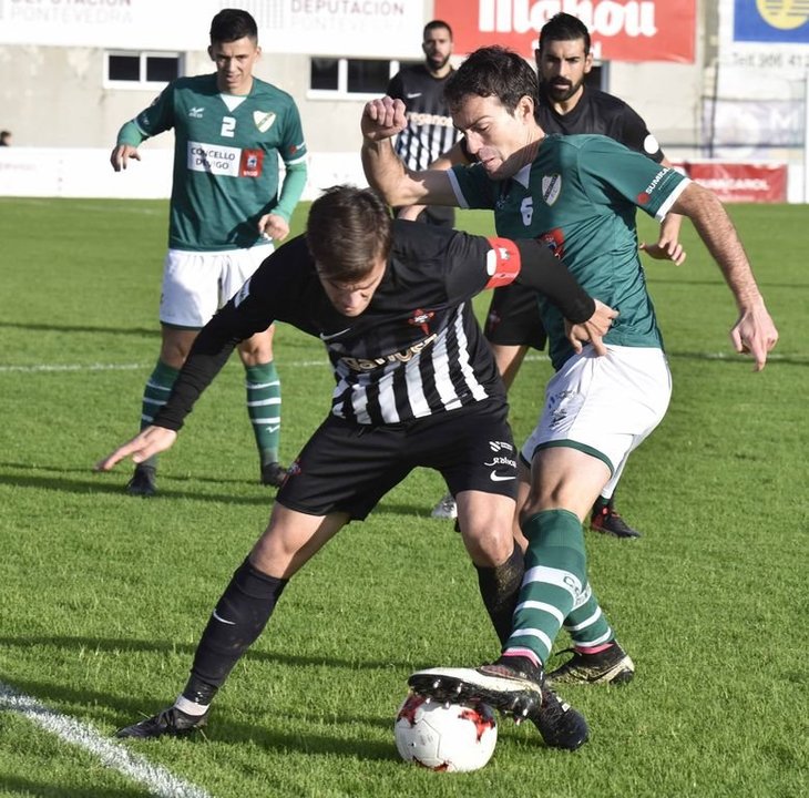 Borja Yebra disputa un balón en el partido contra el Racing de Ferrol.