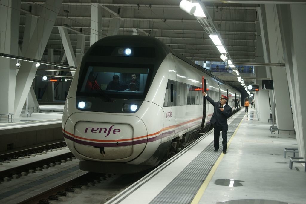 El tren es la forma más rápida para llegar a Pontevedra, Santiago y A Coruña gracias al Eje Atlántico y a menor precio que el coche.