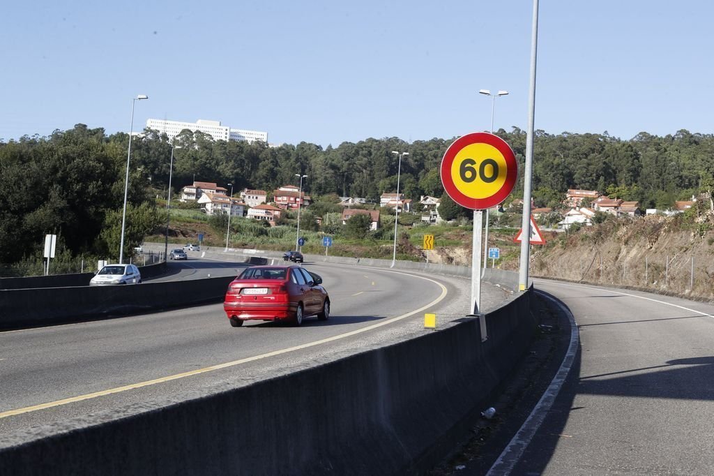 La autovía lleva meses con las líneas pintadas de amarillo y la limitación a 60 por hora.