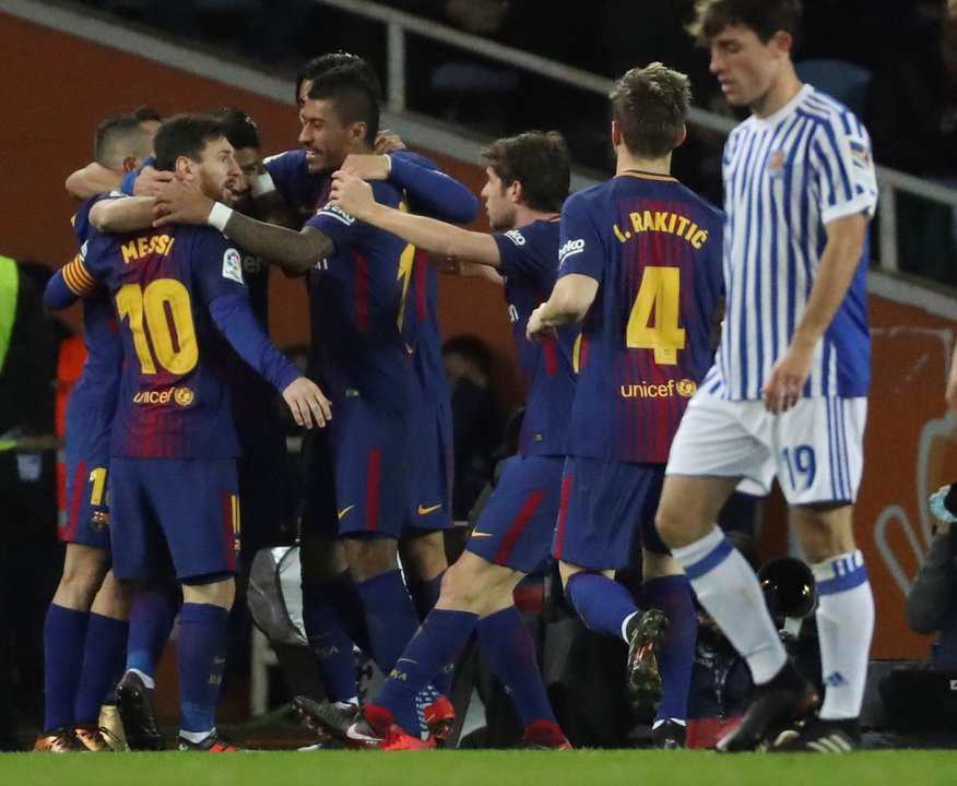 Jugadores del Barcelona celebran uno de sus goles en el partido disputado ayer en Anoeta.