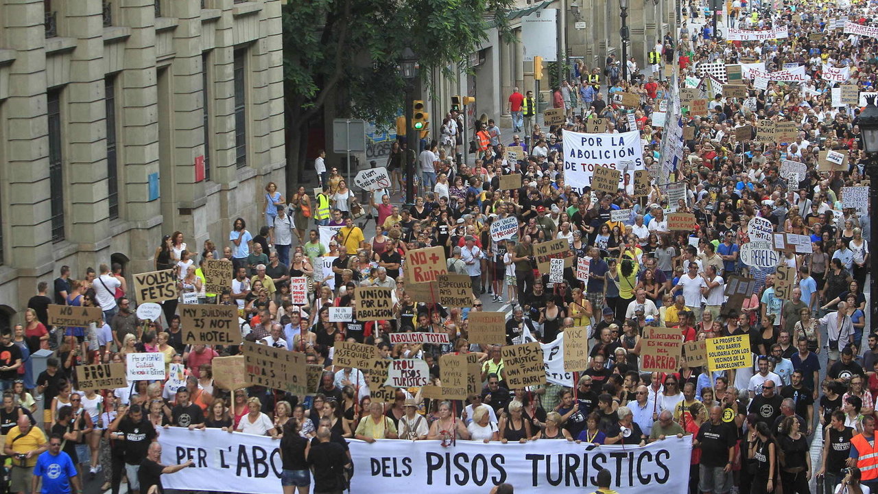Manifestación vecinal en Barcelona contra el uso de pisos turísticos en algunos barrios de la ciudad.