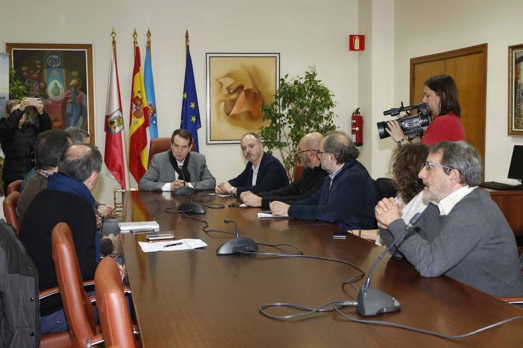 El alcalde se reunió con los representantes sindicales sanitarios y los secretarios comarcales.