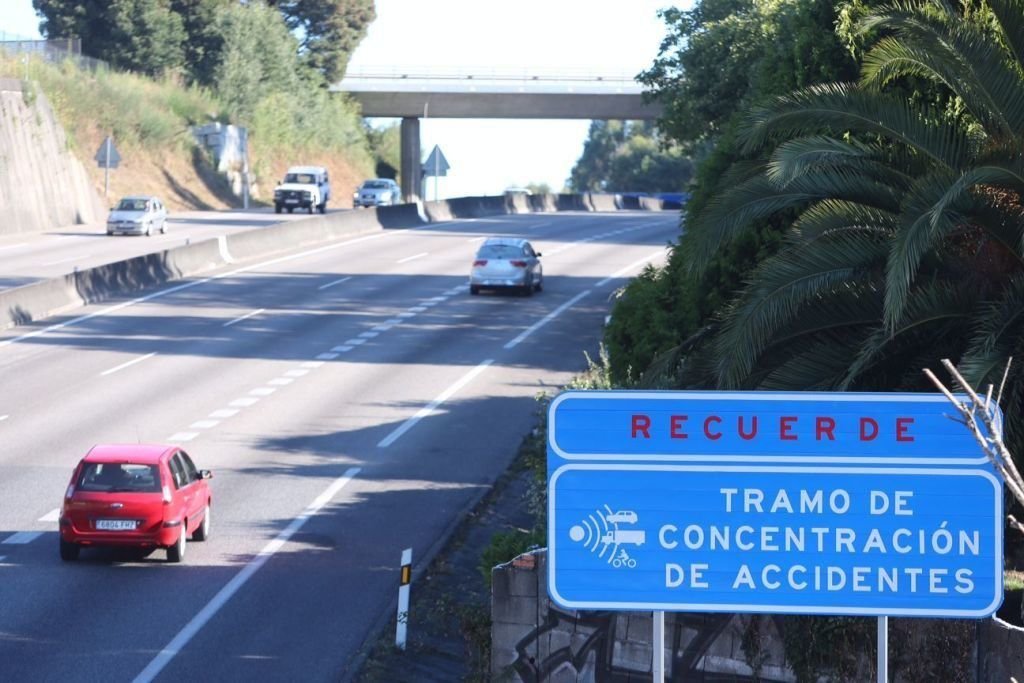 Señalización del tramo de concentración de accidente en la autovía A-55, entre Vigo y Porriño.