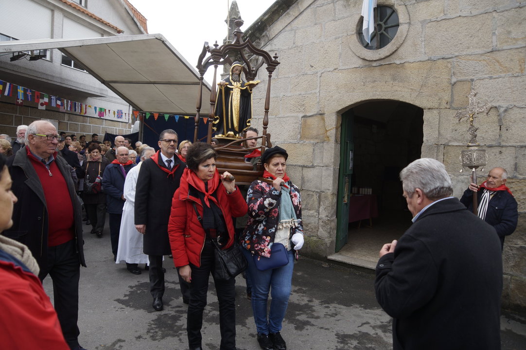 San Amaro fue llevado en procesión de vuelta a su capilla, tras presidir la misa solemne en la iglesia parroquial.