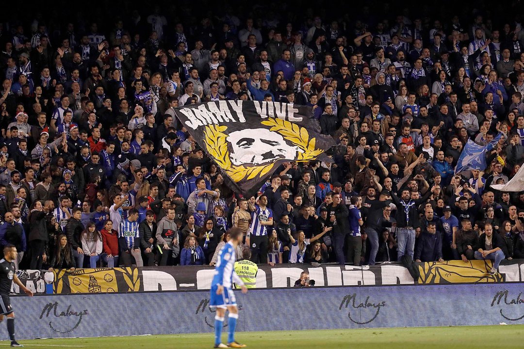 Aficionados del Deportivo con una pancarta de Jimmy en el último derbi.