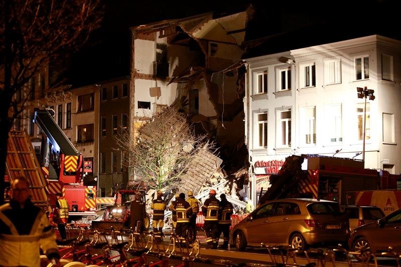 Los bomberos inspeccionan los escombros, en Amberes (Bélgica), después de un edificio colapsara tras una explosión