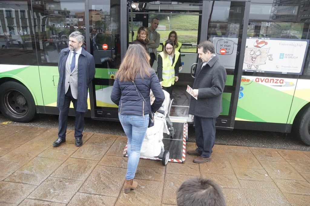 Las monitoras mostraron al alcalde cómo deben subir al bus personas con movilidad reducida.