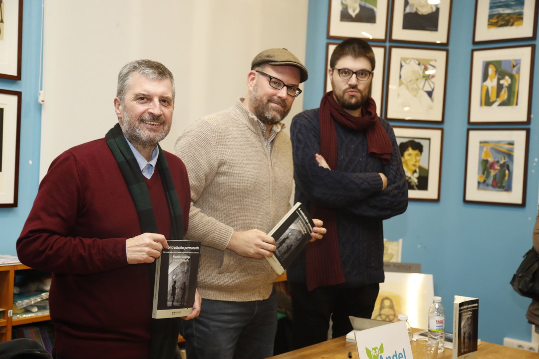 O editor Manuel Bragado, con Martiño Noriega e o xornalista Daniel Salgado, onte, en Andel.