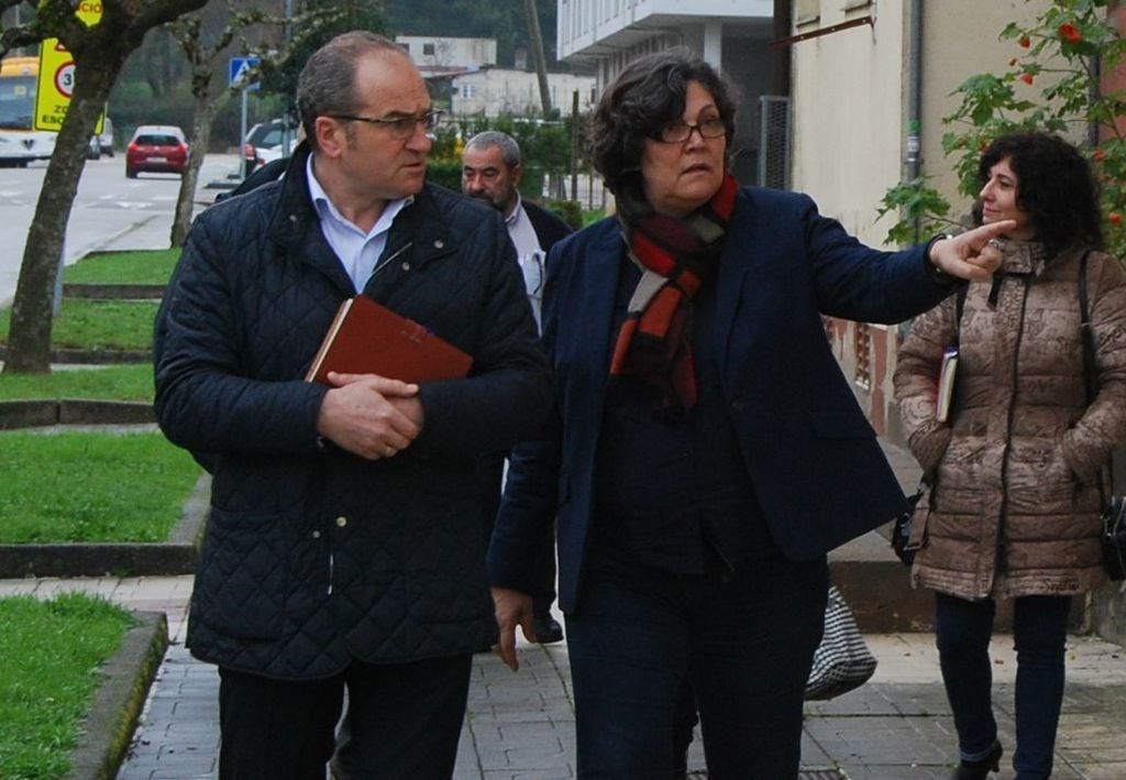 La alcaldesa de Porriño, Eva García de la Torre (PSOE), y su teniente de alcalde Manuel Carrera (UDDL)