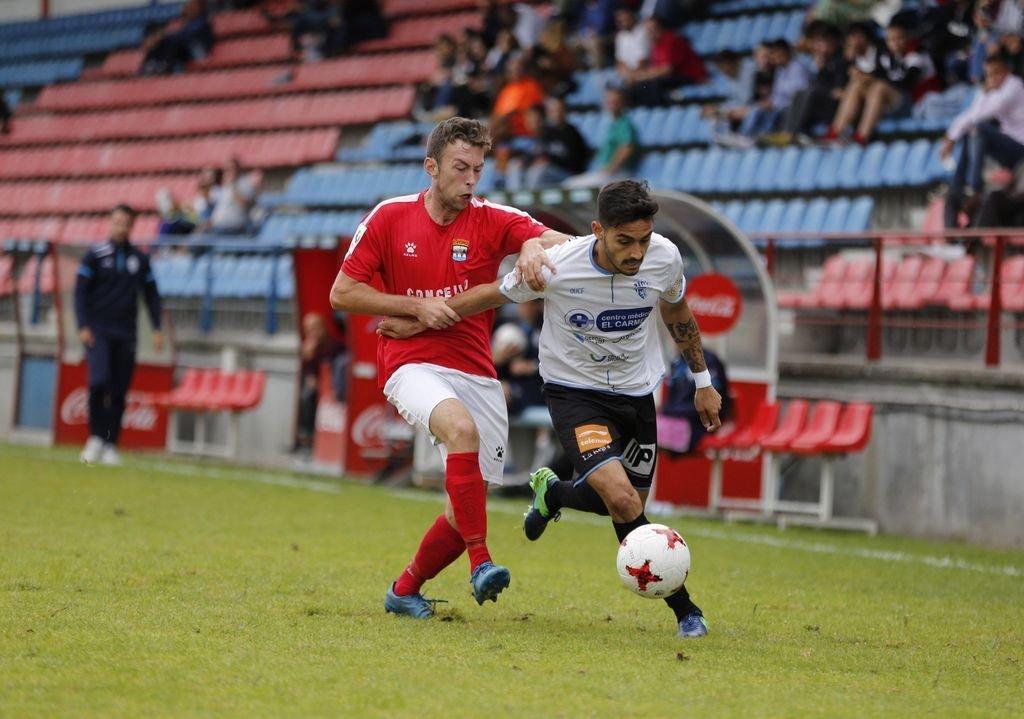 Pablo Andrade, con el balón, en un partido de esta temporada en las filas del Ourense CF.