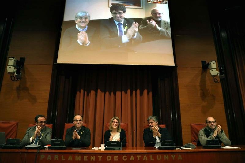 Carles Puigdemont (c), Clara Pontasí (i) y Lluís Puig (d), participaron telemáticamente desde Bruselas en la reunión celebrada en el Parlament por el grupo parlamentario de Junts per Catalunya
