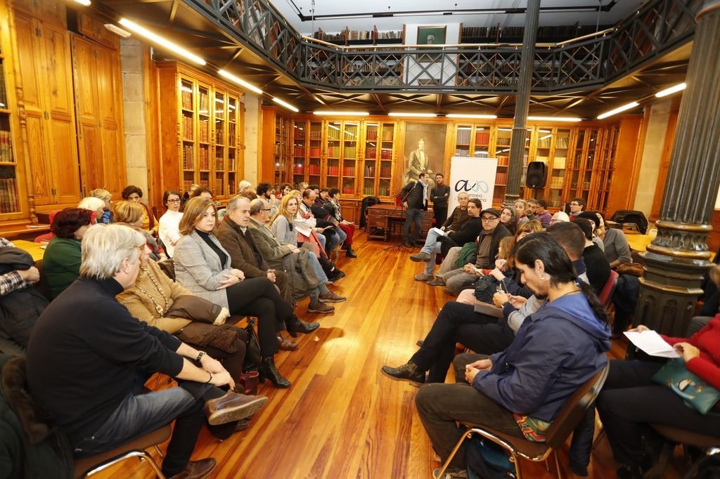 O debate do Ateneo Atlántico tivo lugar na biblioteca da E-Mao.