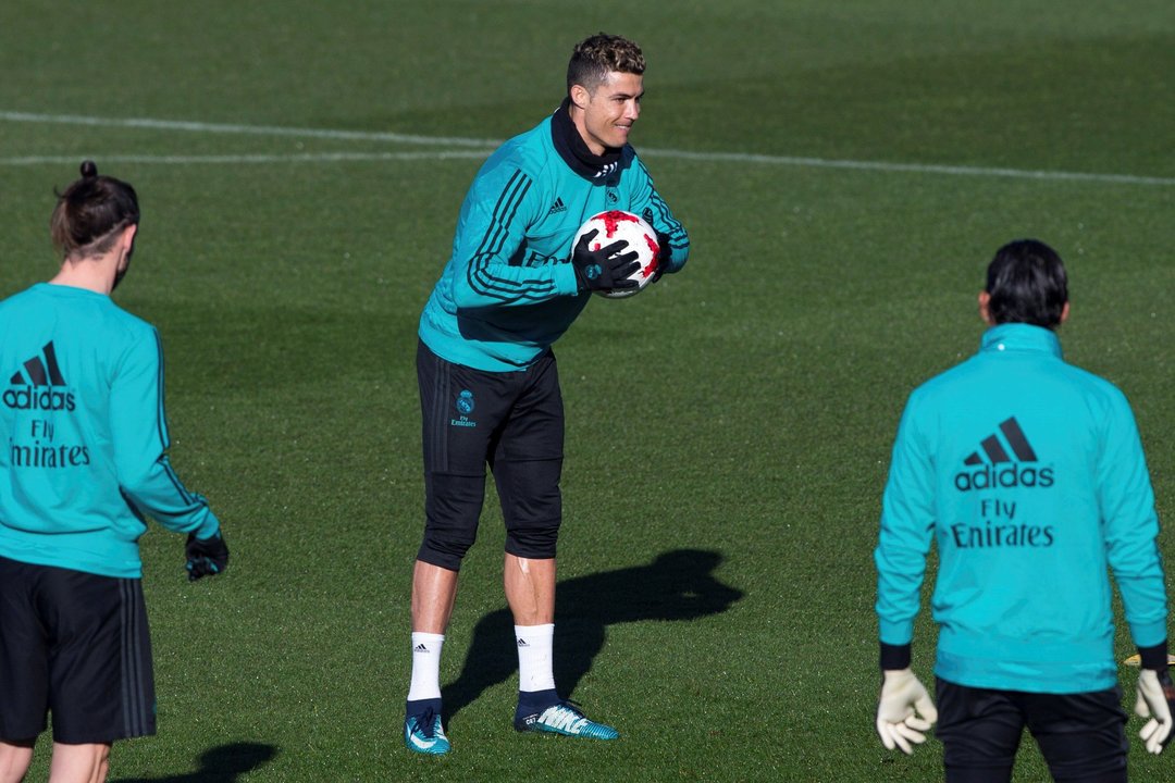 Cristiano Ronaldo, durante el entrenamiento de ayer del Real Madrid.