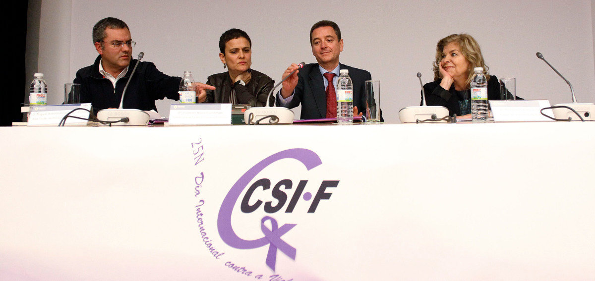 La fiscal Rosalina Carrera (centro), durante un debate sobre la justicia en Pontevedra.