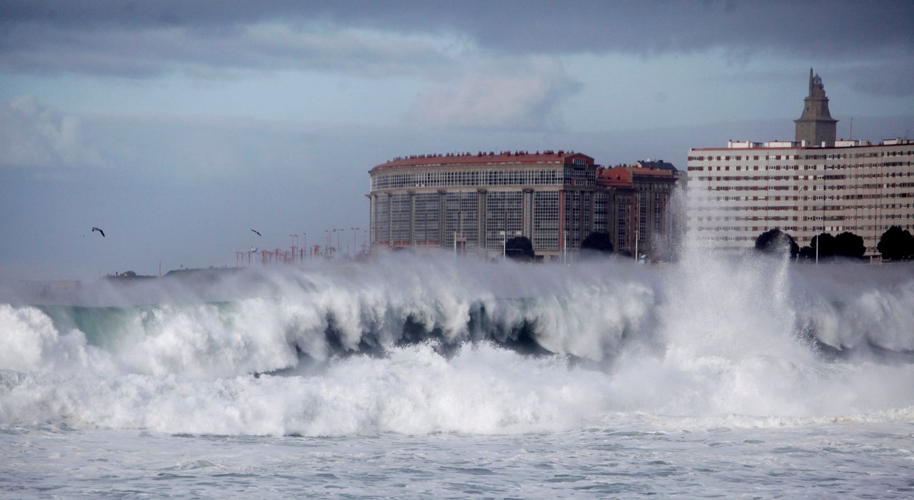 Las olas rompen contra la costa de la ciudad de A Coruña ayer por la tarde.