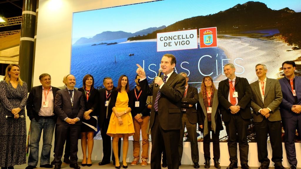 Caballero, al presentar ayer en Fitur la candidatura de Cíes a Patrimonio Mundial de la Unesco, acompañado de concejales, científicos y representantes del         comercio y del turismo.