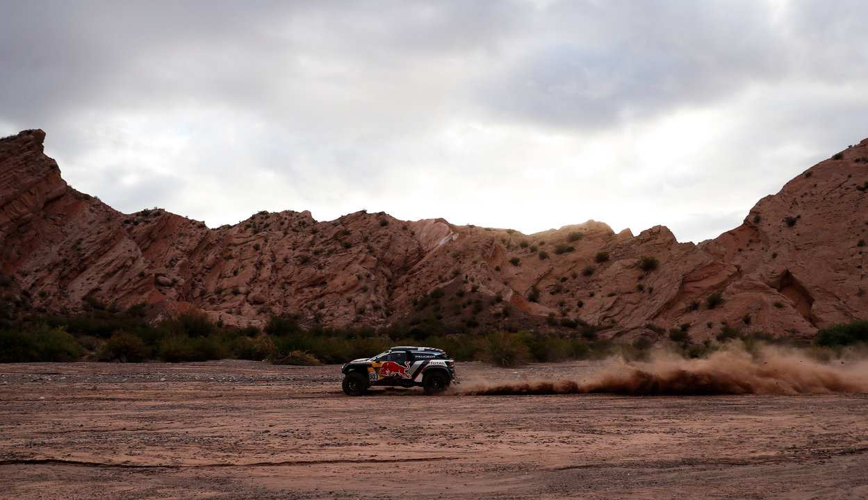 Carlos Sainz devora kilómetros durante la etapa de ayer del Dakar, que fue anulada para motos y quads.