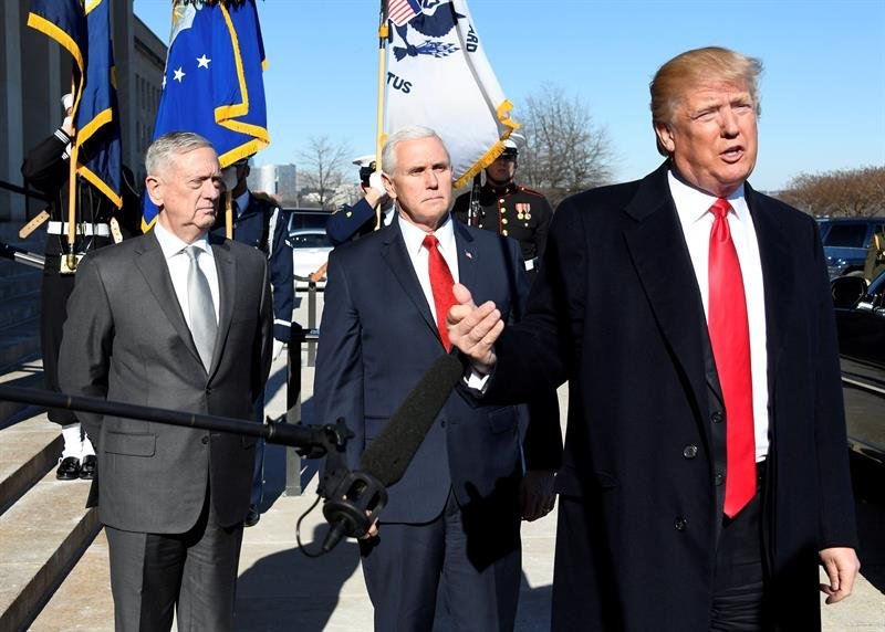 Donald Trump, acompañado de su vicepresidente Mike Pence y el secretario de Defensa Jim Mattis.