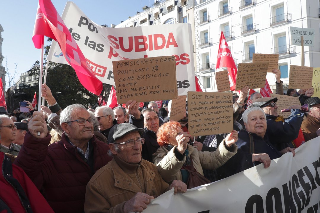 Un grupo de pensionistas, concentrados ayer a las puertas del Congreso.