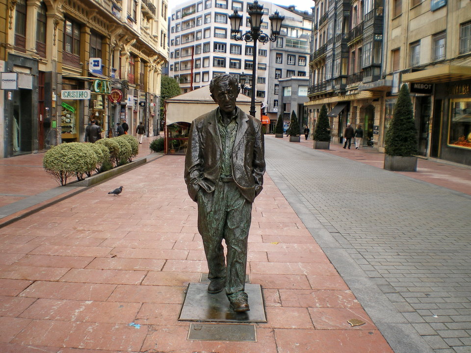 Estatua en la calle Milicias Nacionales de Oviedo dedicada al cineasta Woody Allen.